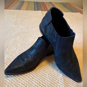 L.A.M.B. Black Crocodile Print Pointed Toe Bootie. Sz 7